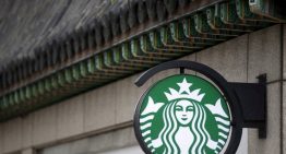 El espinoso anuncio de Starbucks en Corea que evoca la represión militar de 1980 y ha llevado al despido de su director