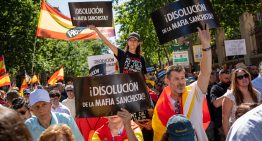 Cientos de personas protestan en Madrid contra el “Gobierno corrupto” de Sánchez en una marcha marcada por la imputación de Zapatero