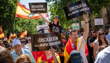Cientos de personas protestan en Madrid contra el “Gobierno corrupto” de Sánchez en una marcha marcada por la imputación de Zapatero