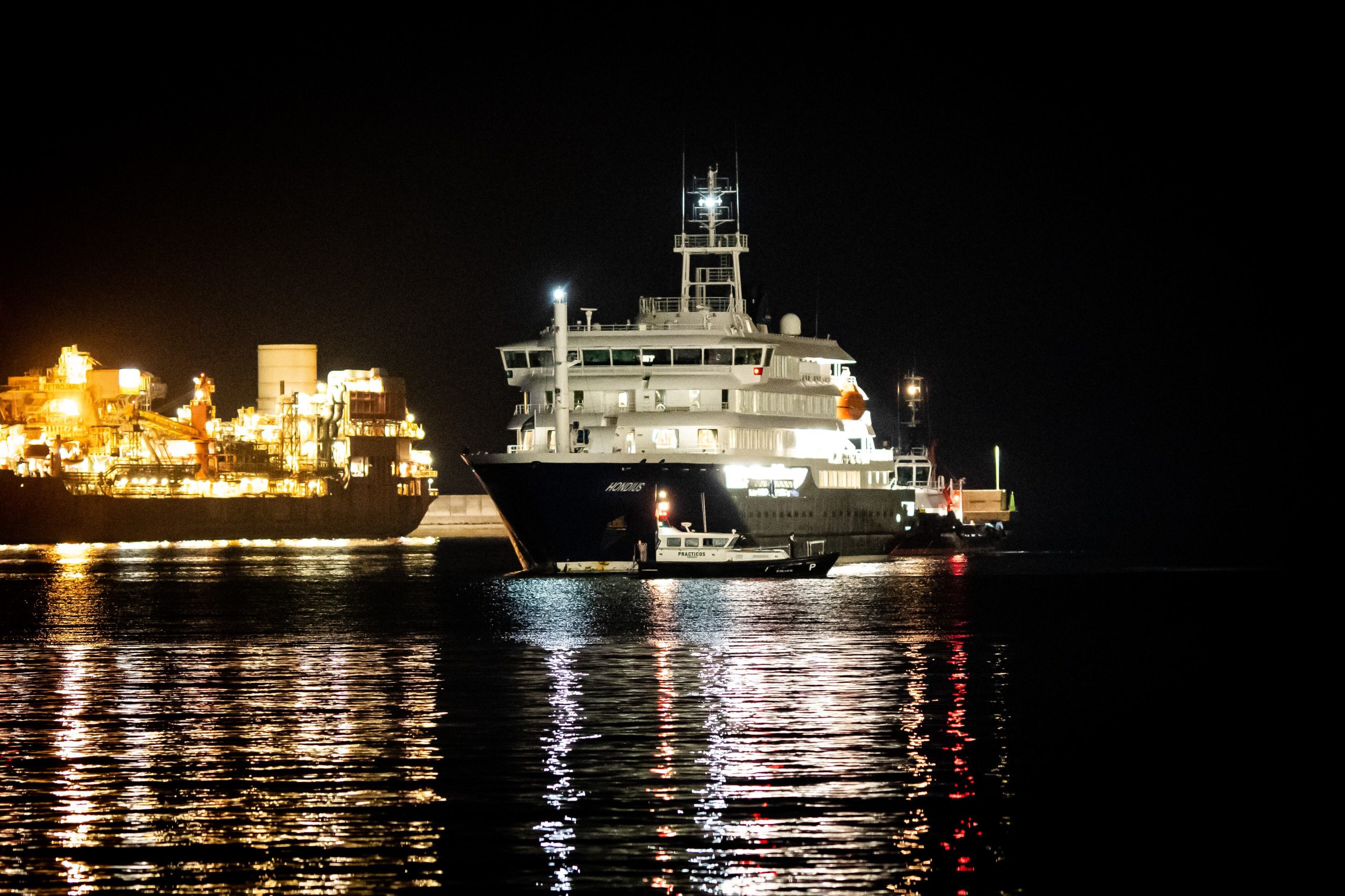 El crucero ‘MV Hondius’ hace su entrada en el puerto de Granadilla (Tenerife), este domingo.