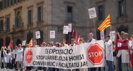Unos 400 médicos se vuelven a concentrar en Barcelona y reclaman a Salut que se reúna con ellos: «La inacción es una decisión política»