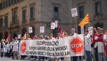 Unos 400 médicos se vuelven a concentrar en Barcelona y reclaman a Salut que se reúna con ellos: «La inacción es una decisión política»