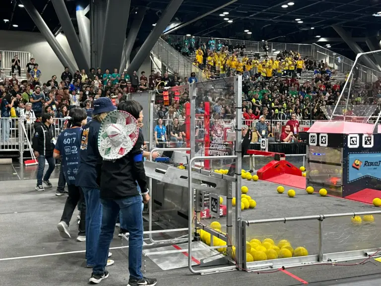Estudiantes mexicanos destacan en torneo internacional de robótica