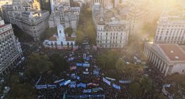 Masiva protesta contra el recorte a la universidad pública en Argentina: “Es nuestro futuro como sociedad, como pueblo”
