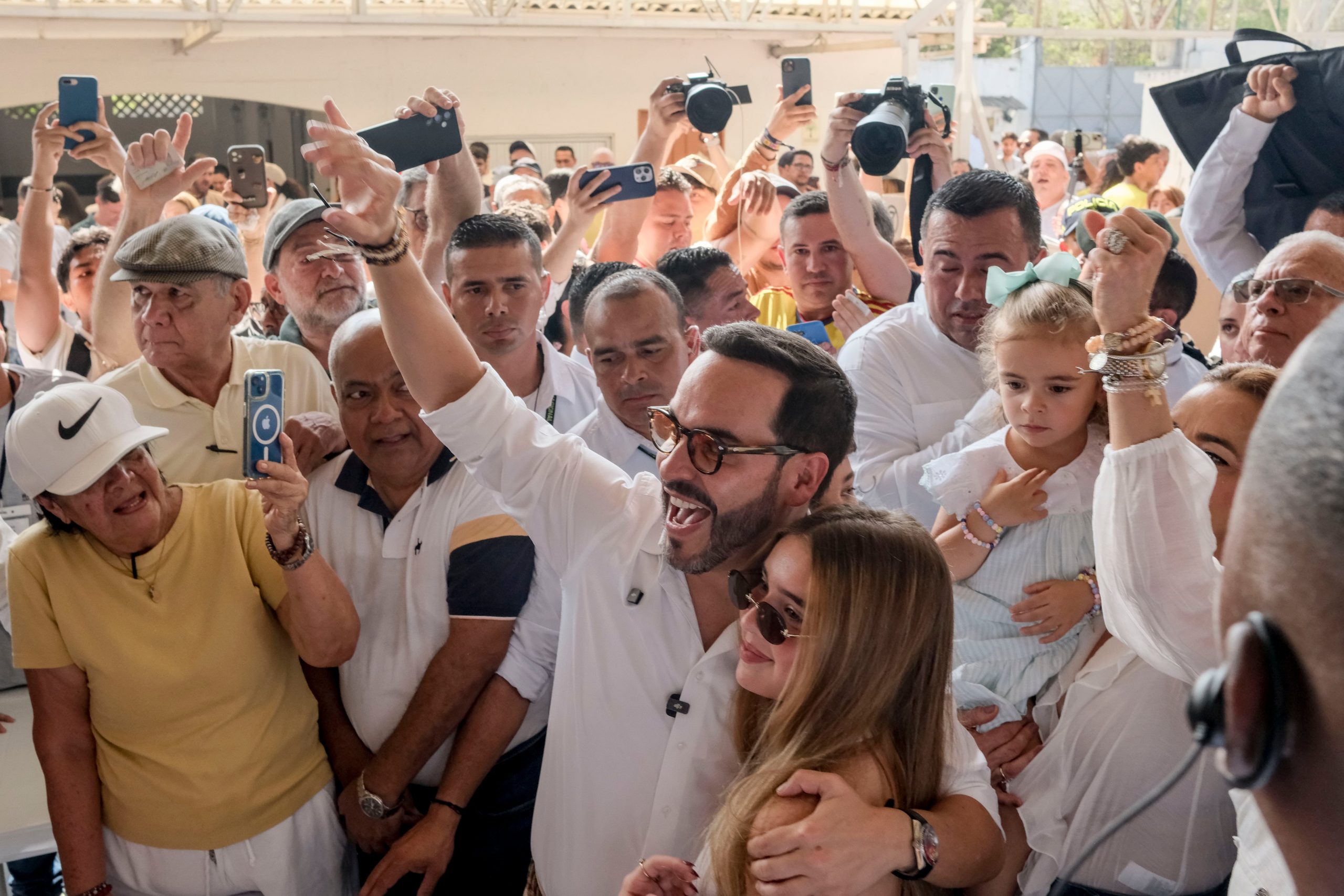 Abelardo de la Espriella saluda a sus seguidores en un puesto de votación, en Barranquilla.