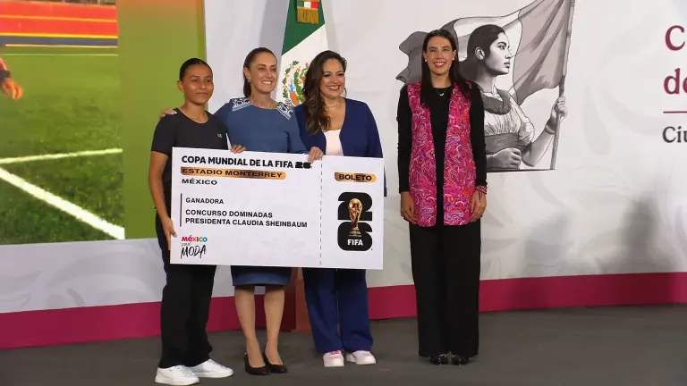 Sheinbaum regala su boleto del Mundial 2026 a joven indígena de Veracruz