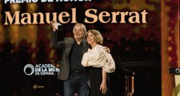 Rosalía arrasa en los premios de la Música, no se presenta a la gala, pero todo se compensa con la inmensa sabiduría de Serrat