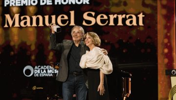 Rosalía arrasa en los premios de la Música, no se presenta a la gala, pero todo se compensa con la inmensa sabiduría de Serrat