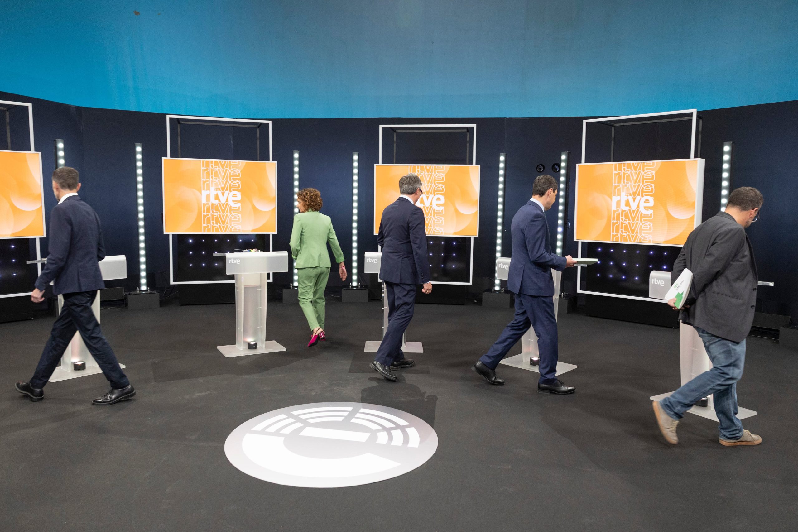 Los candidatos a la presidencia de la Junta de Andalucía se dirigen a sus atriles al principio del debate.