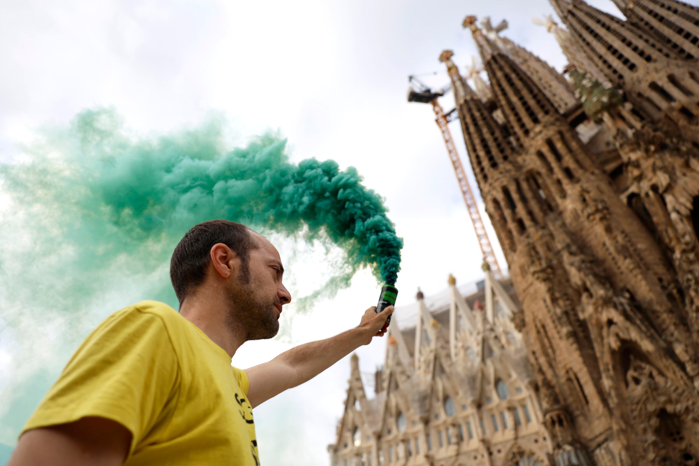 Profesores en huelga protestan en junto a la Sagrada Familia de Barcelona, este lunes. 