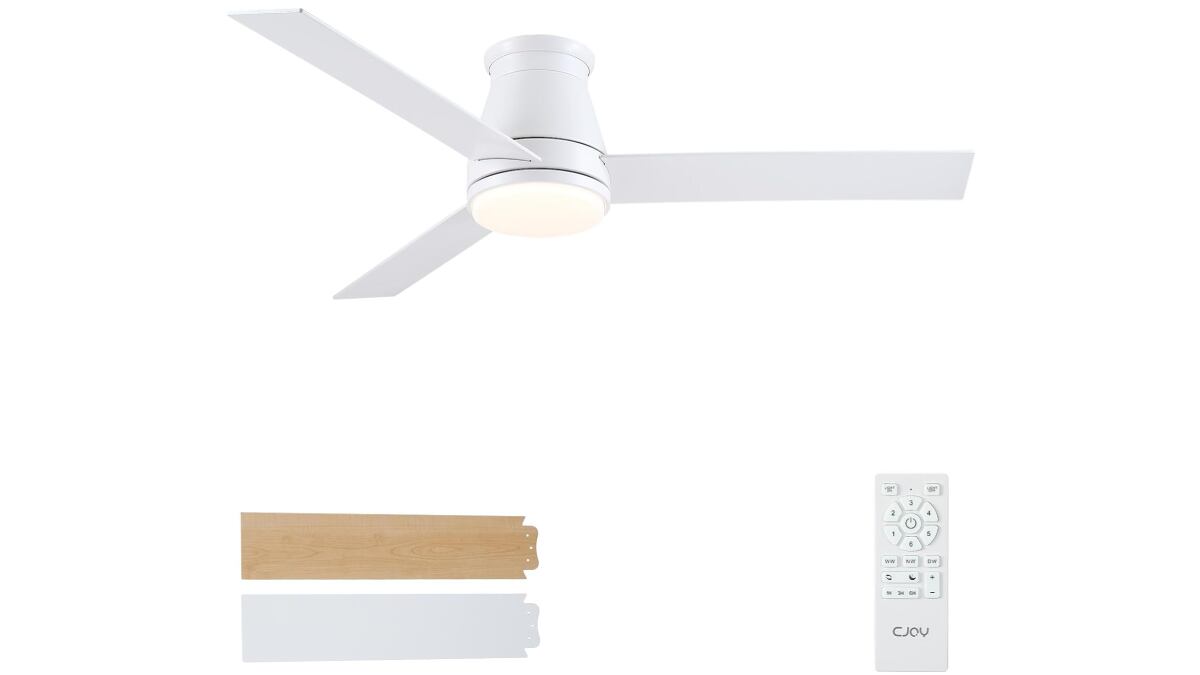 Ventilador de techo con triple aspa y luz incluida.