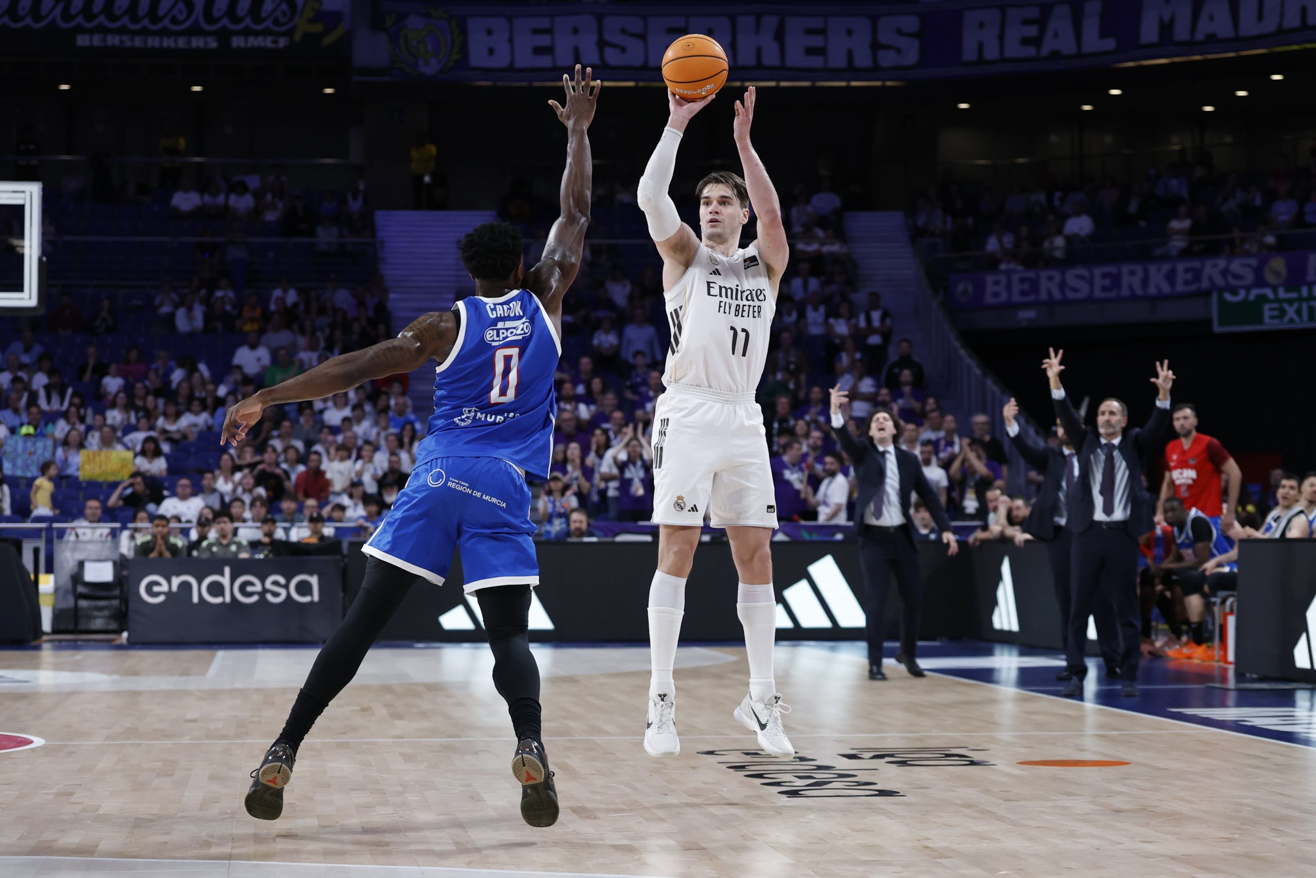 Hezonja lanza ante Cacok.