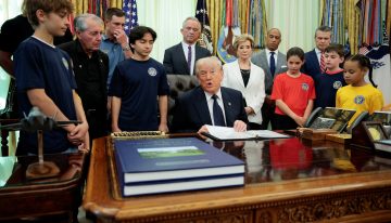 Trump pone en pausa la misión para guiar a buques mercantes en Ormuz