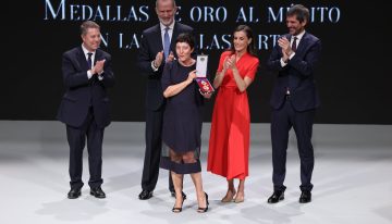 Eva Hache recuerda a Robe Iniesta y bromea ante el Rey tras recibir la Medalla de Bellas Artes: “Felipe, tengo unos chistes de infanta”