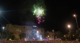 Los aficionados del Barcelona inundan de pasión y tintan de azulgrana Plaça Catalunya en su celebración del título de Liga