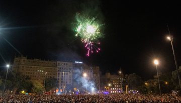 Los aficionados del Barcelona inundan de pasión y tintan de azulgrana Plaça Catalunya en su celebración del título de Liga