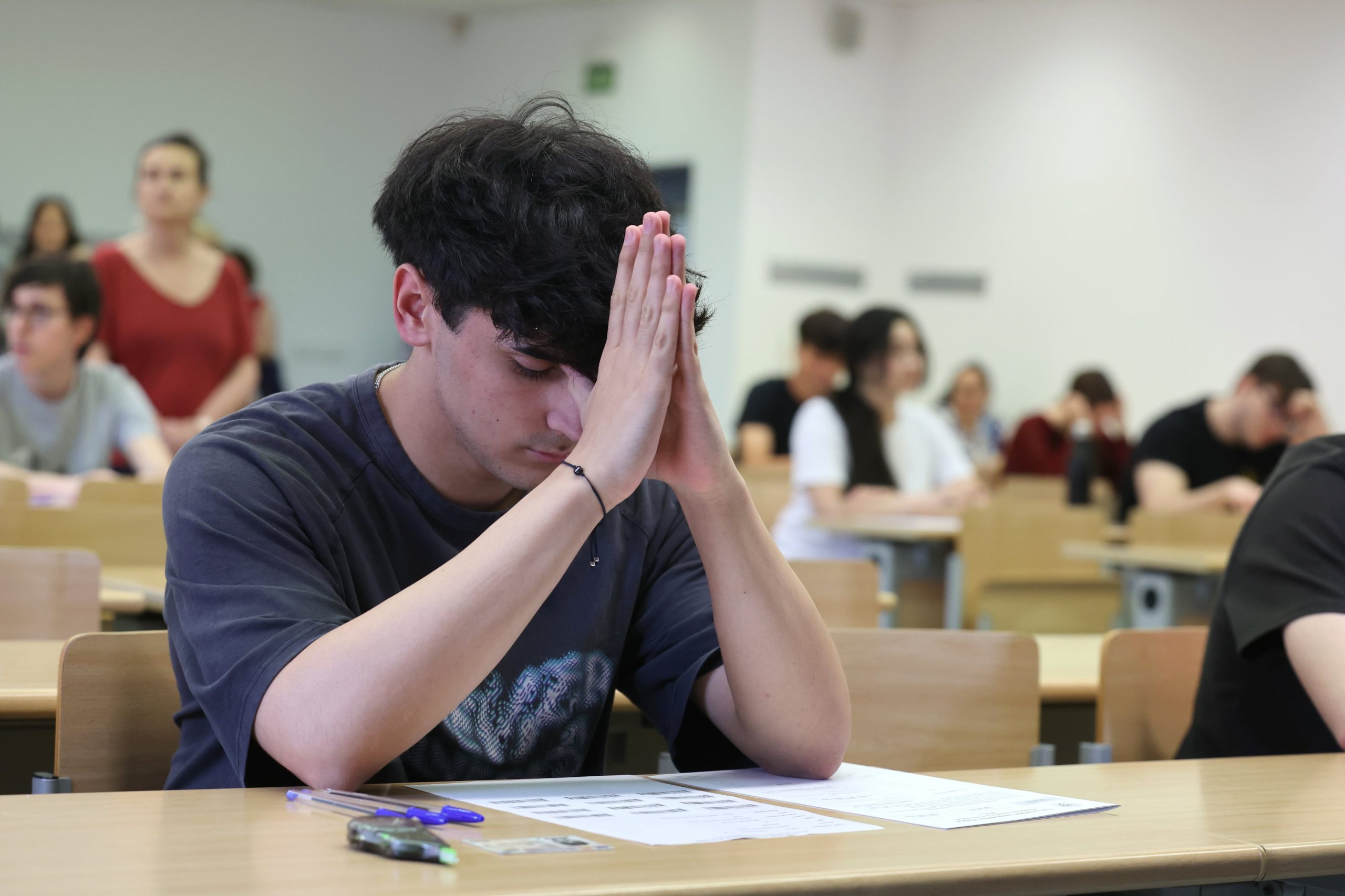 Un joven se concentra durante un examen de la Pruebas de Acceso a la Universidad en la facultad de Químicas de la Universidad Complutense de Madrid, el año pasado. 