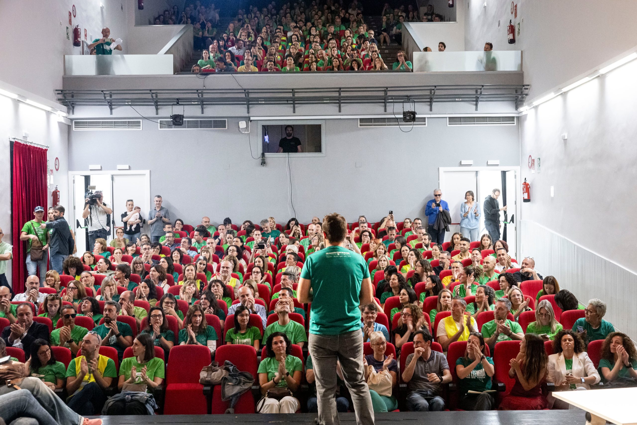 Directores escolares valencianos, en una asamblea este lunes en Picanya (Valencia).