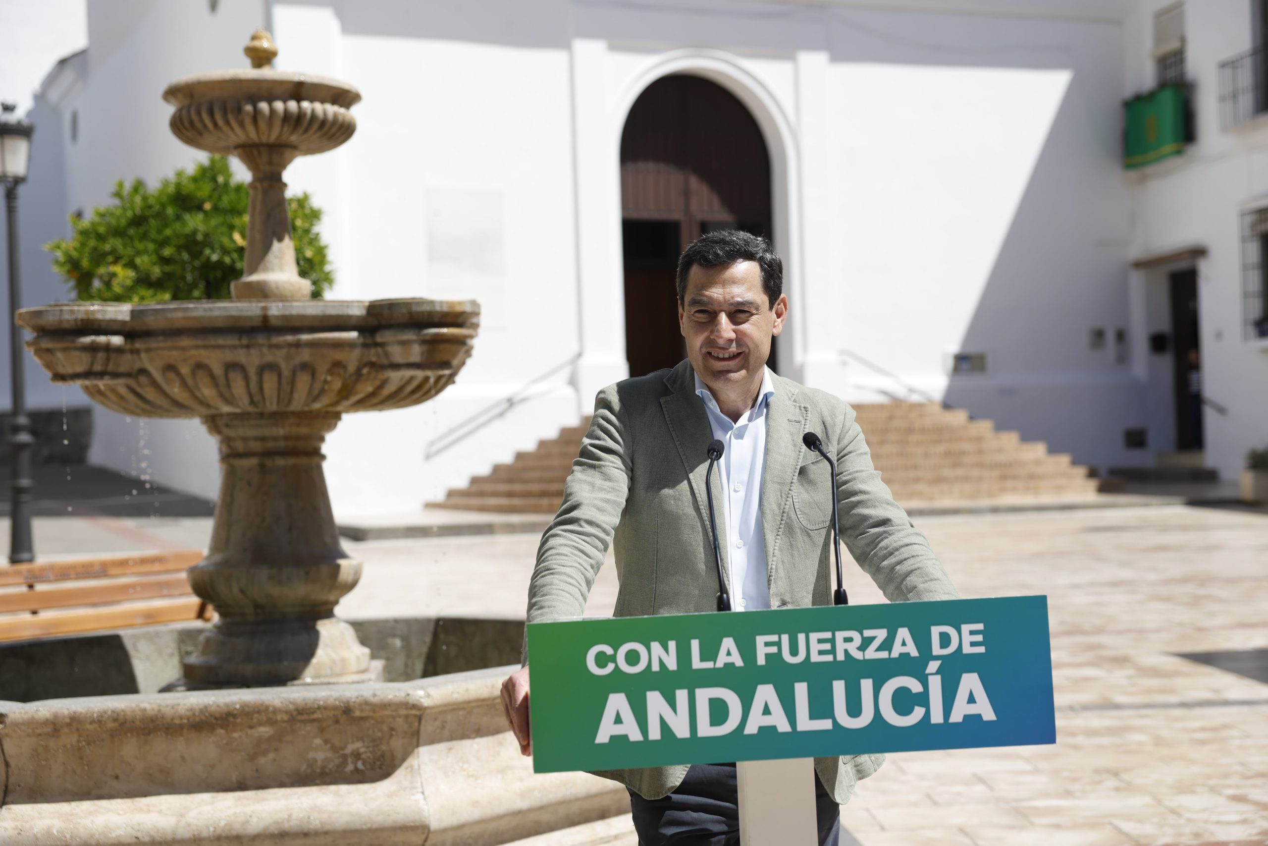 El presidente de la Junta de Andalucía, Juan Manuel Moreno, durante un mitin en Alhaurín el Grande (Málaga), este miércoles.