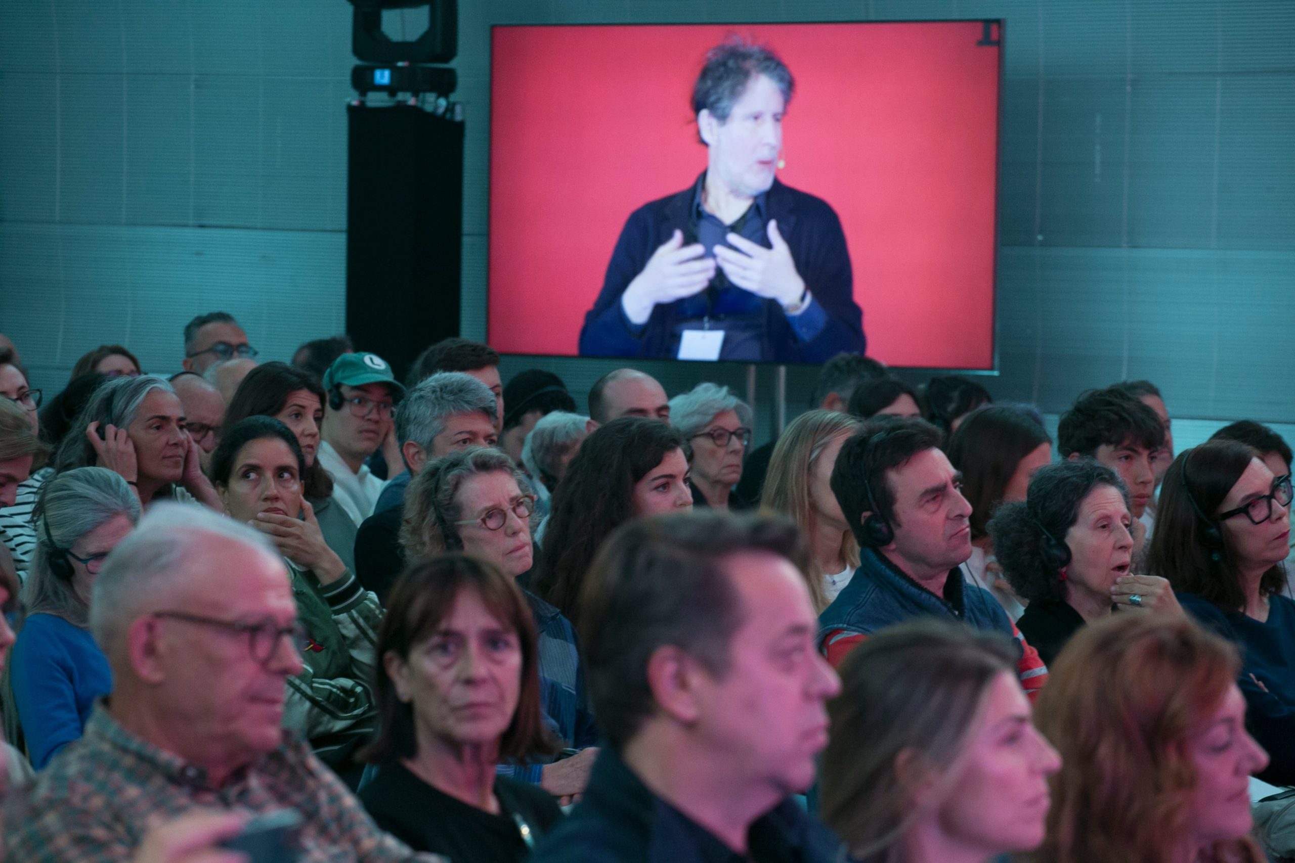 Asistentes al encuentro entre Giuliano Da Empoli (en la imagen) y Juan Gabriel Vásquez, este sábado en el Festival de EL PAÍS.
