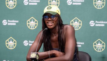 Awa Fam recibe su primera ovación en su presentación como jugadora de Seattle Storm: “La WNBA es un sueño hecho realidad para mí”