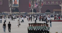 Donald Trump aterriza en China para una cumbre de alto voltaje con Xi Jinping