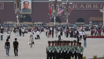 Donald Trump aterriza en China para una cumbre de alto voltaje con Xi Jinping