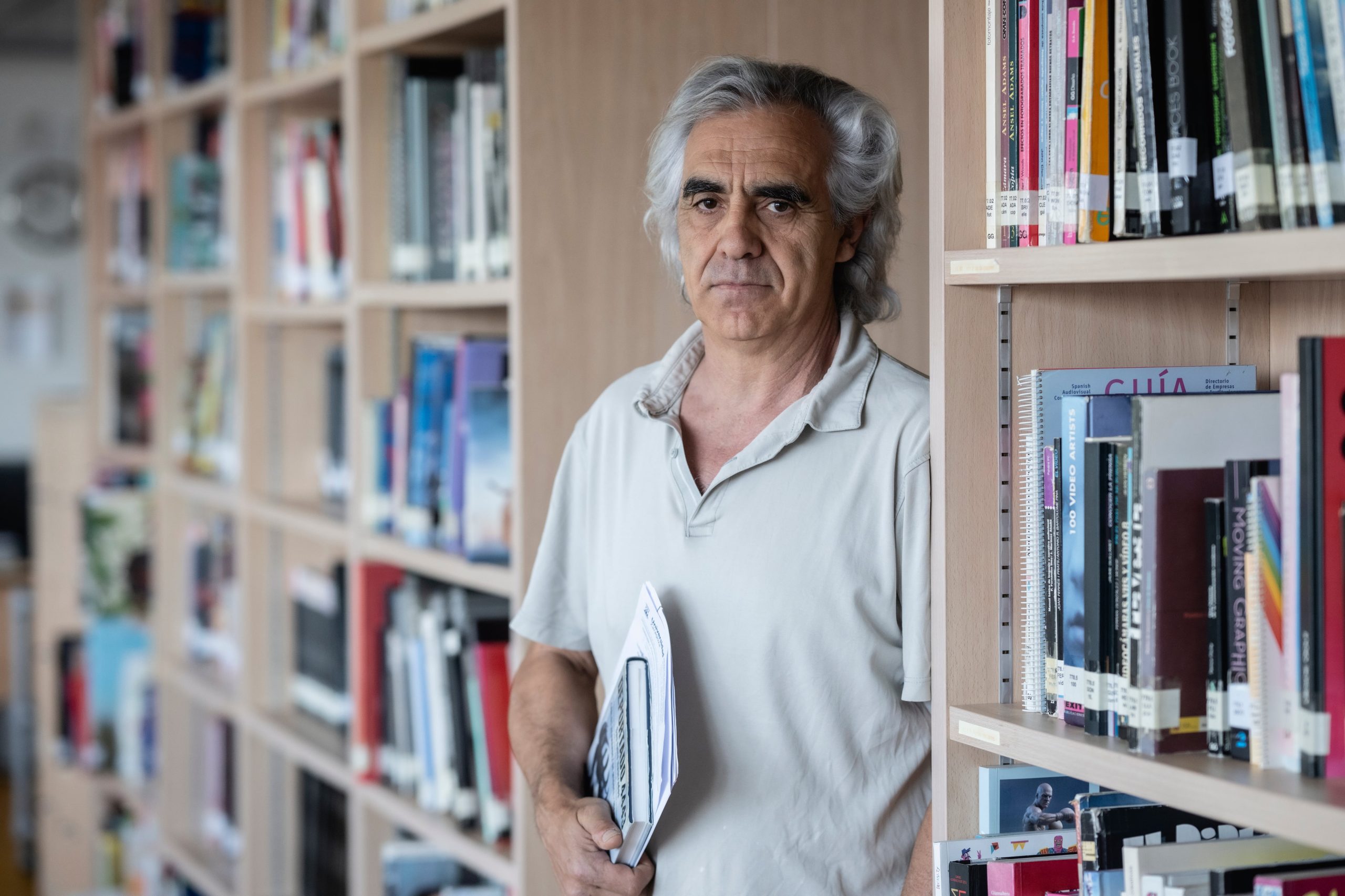 Juan Pedro Serrano, corrector del examen de Historia de España, en la biblioteca de su centro el jueves. 