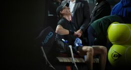 Sinner y Medvedev, con un poco de todo: vómitos, calambres, alternativas, lluvia… y suspensión