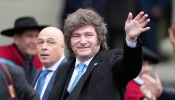 El Gobierno de Milei confía en imponer la economía sobre la política para ganar las elecciones