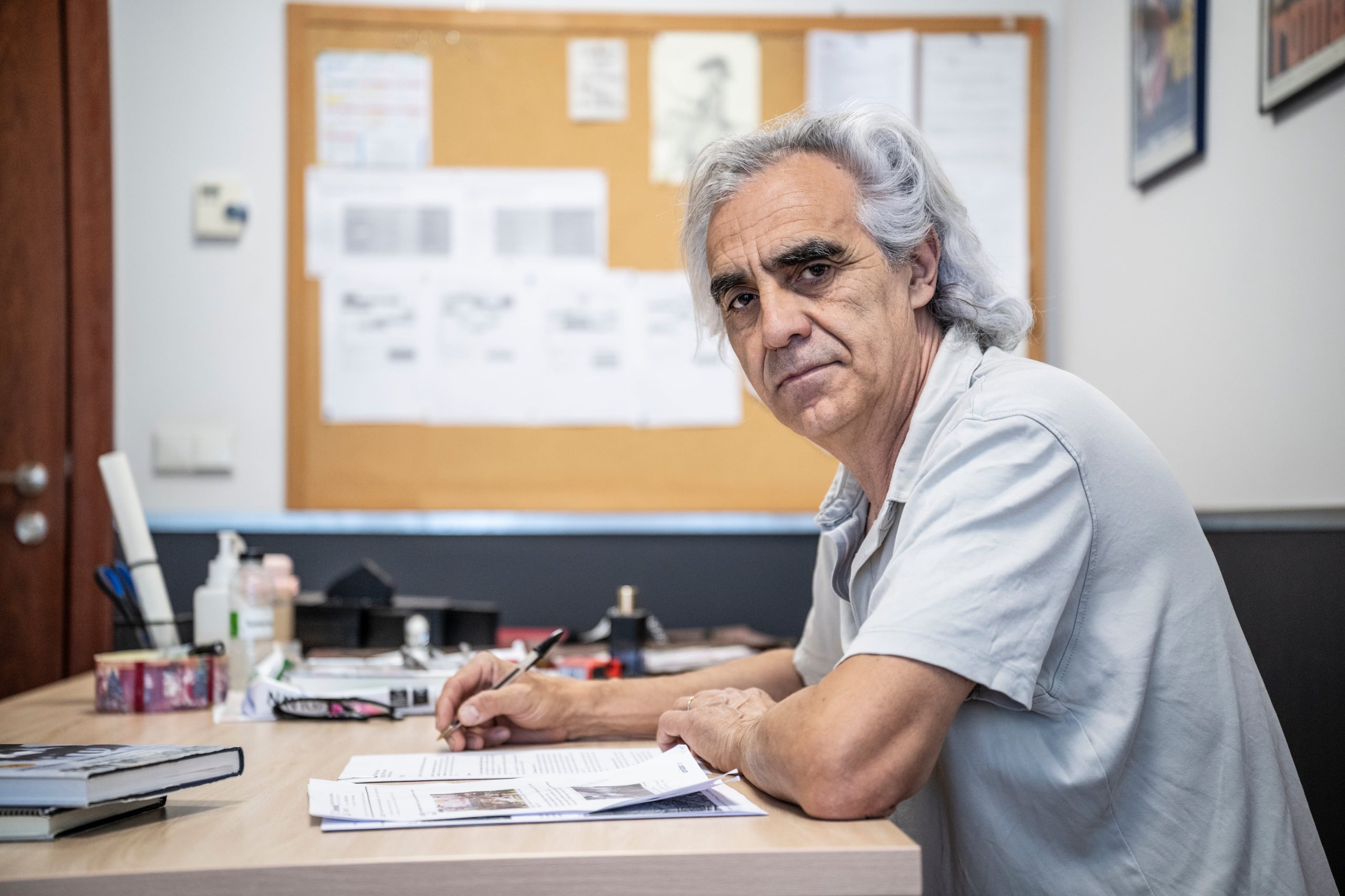Juan Pedro Serrano, profesor de Geografía e Historia en Zaragoza y corrector de la PAU, este jueves en su despacho. 