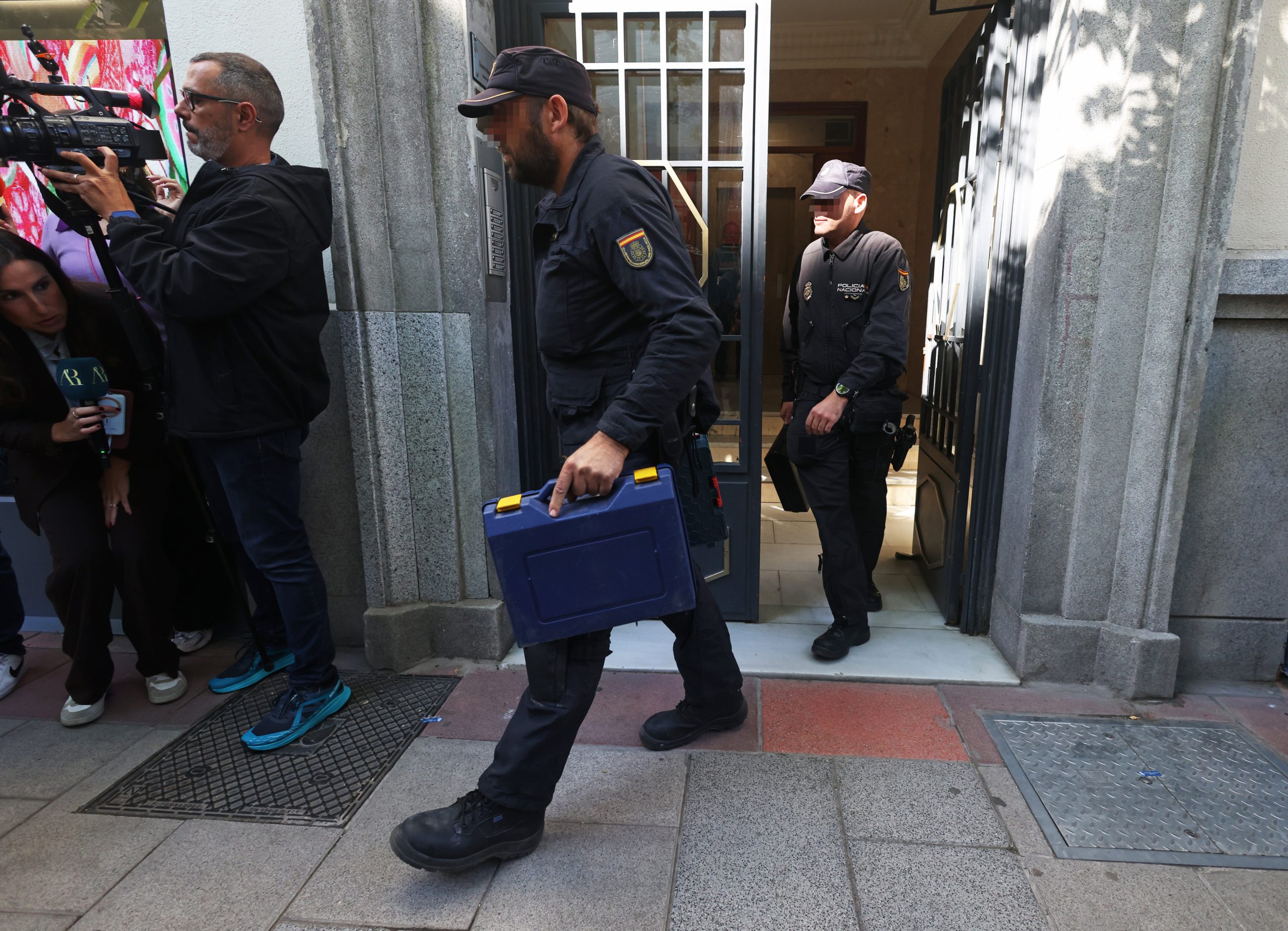 Agentes de la Policía Nacional tras el registro de la oficina del expresidente del Gobierno José Luis Rodríguez Zapatero, en la calle de Ferraz de Madrid.