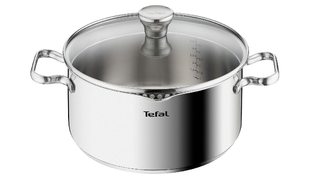 Cacerola Tefal de acero inoxidable con marcas de medición.