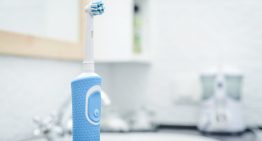El cargador de pared para cepillos eléctricos que elimina cables del baño