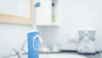 El cargador de pared para cepillos eléctricos que elimina cables del baño