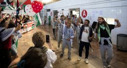 Los activistas de la Flotilla llegan al aeropuerto del Prat con denuncias de agresiones y violaciones de los soldados de Israel