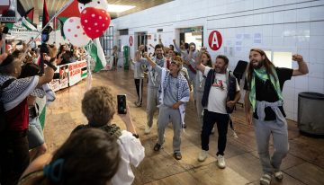 Los activistas de la Flotilla llegan al aeropuerto del Prat con denuncias de agresiones y violaciones de los soldados de Israel