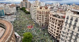 Los profesores toman el centro de Valencia en una manifestación multitudinaria en su quinto día de huelga