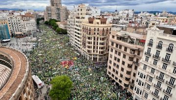 Los profesores toman el centro de Valencia en una manifestación multitudinaria en su quinto día de huelga