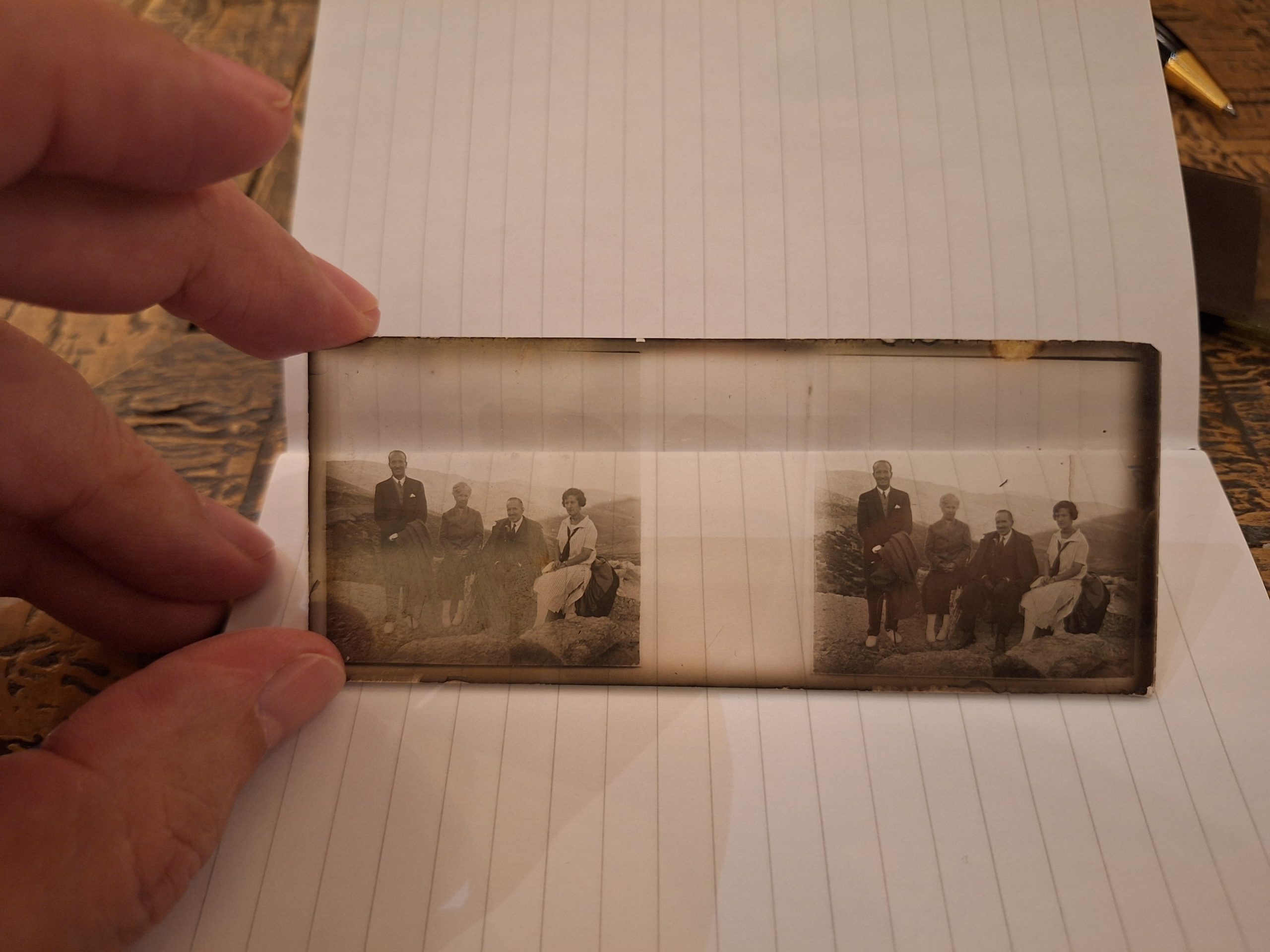 Fotografía estereoscópica en la que se ve a Aleixandre (primero por la izquierda) con varios familiares.