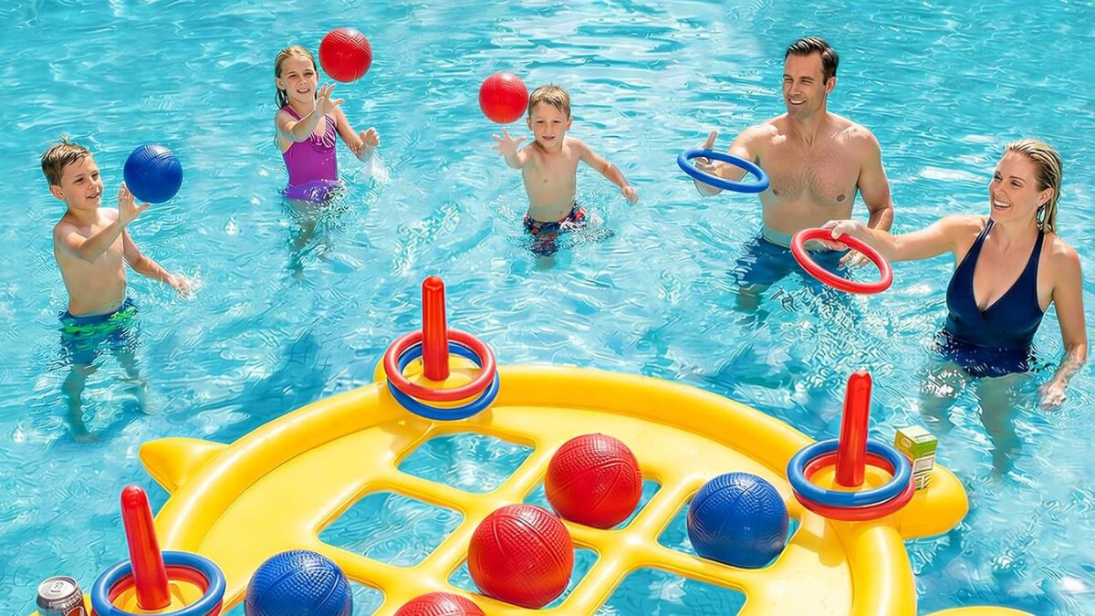 Una familia lanzando aros en un juego de piscina.