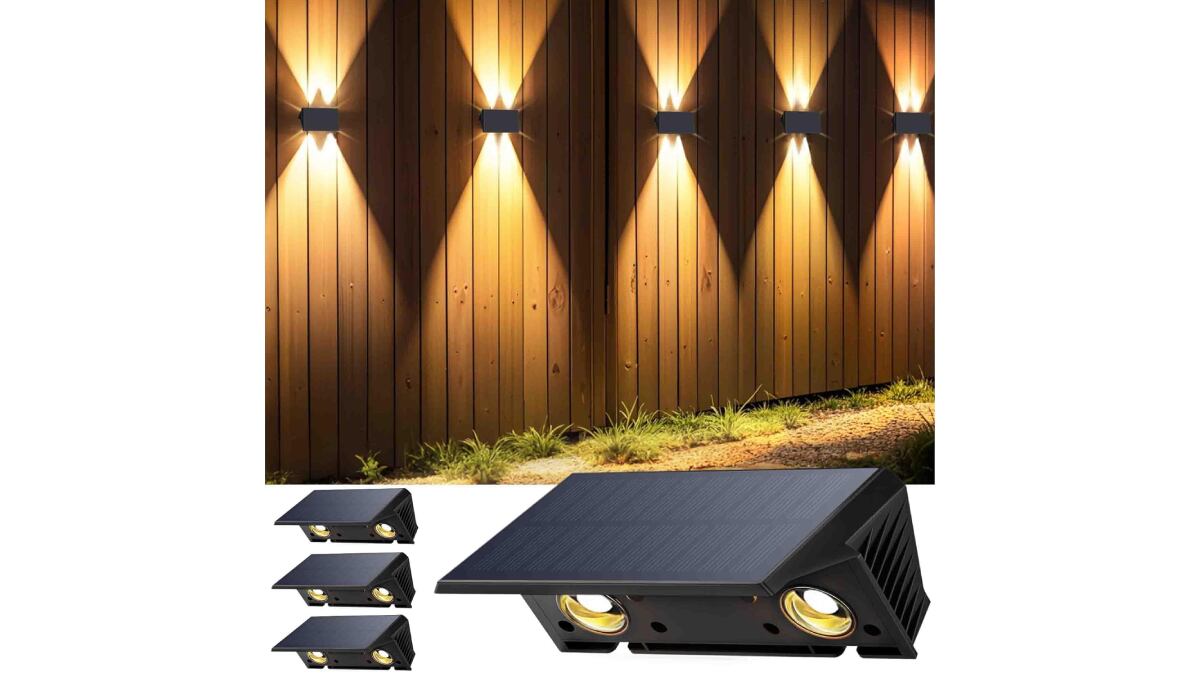 Lote de cuatro apliques solares led para el jardín o la terraza.