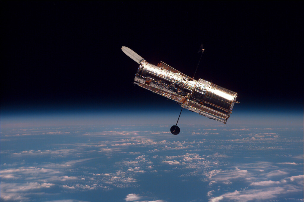 El Hubble se está cayendo poco a poco, pero la NASA no sabe si vale la pena rescatarlo 