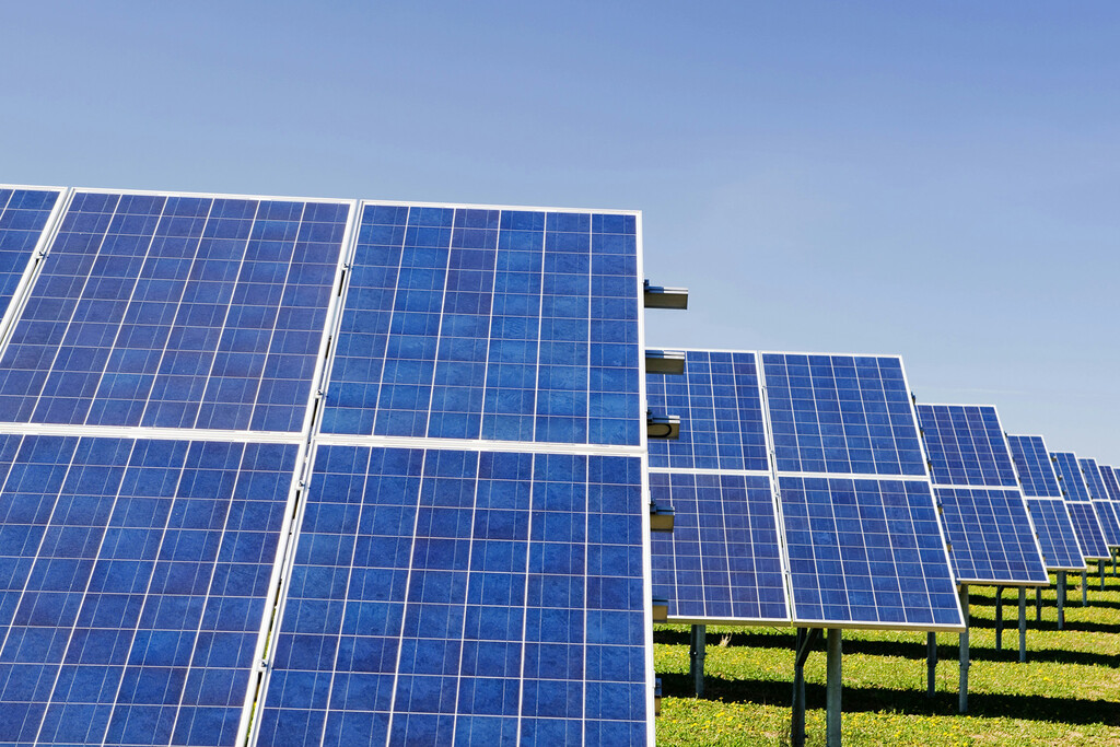 España produce tanta energía solar que es la envidia de Europa. Y aun así importa el 70% de la que consume 