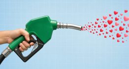 La gasolina está cara nivel: una app de citas se ha puesto a regalarla para que sus usuarios puedan quedar en persona