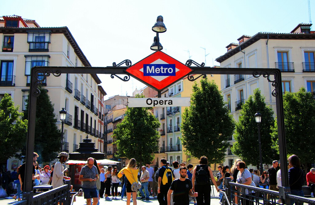 Madrid se está encontrando con un problema creciente en sus estaciones de metro: la venta ilegal de comida callejera