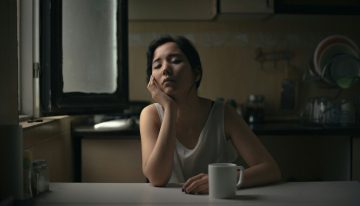 Pensábamos que el problema del insomnio estaba en el pantalla del móvil. La ciencia apunta al inofensivo café de las cinco de la tarde