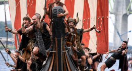 En Galicia hay un pueblo que todos los veranos recrea un desembarco vikingo con 'drakkars'. Y tiene todo el sentido