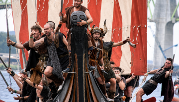 En Galicia hay un pueblo que todos los veranos recrea un desembarco vikingo con 'drakkars'. Y tiene todo el sentido