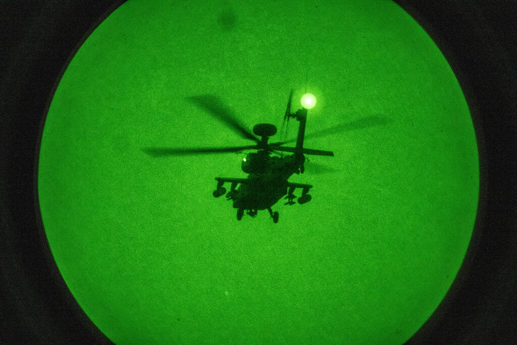 Un helicóptero Apache de 25 millones cayó cerca de Omán: la explicación apunta a un dron iraní barato 